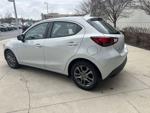 Used 2020 Toyota Yaris XLE image 7