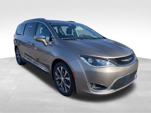 Used 2017 Chrysler Pacifica Limited image 4