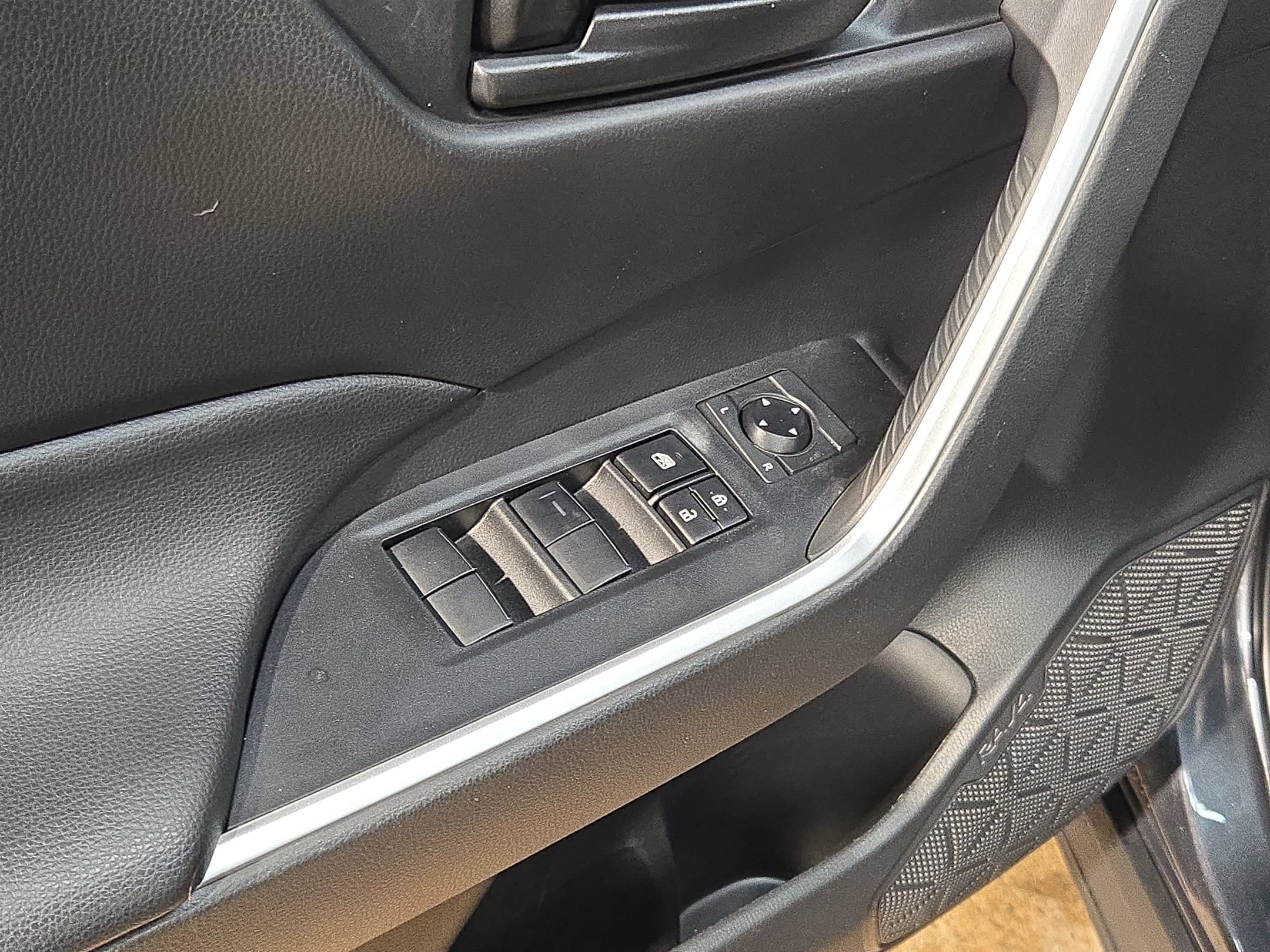 Used 2023 Toyota RAV4 LE FWD image 21
