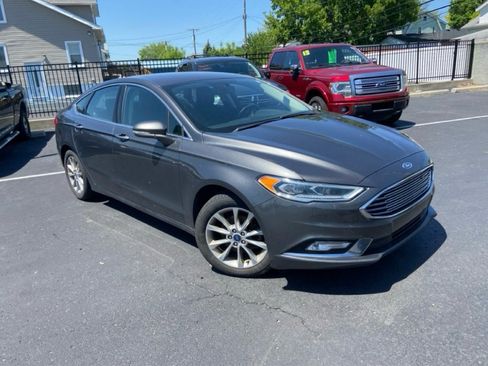 Used 2017 Ford Fusion SE w/ Fusion SE Technology Package image 1