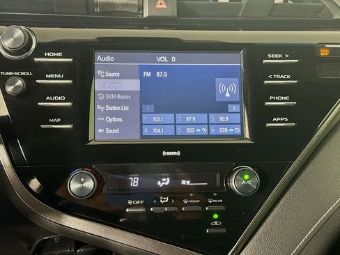 Used 2020 Toyota Camry SE image 15