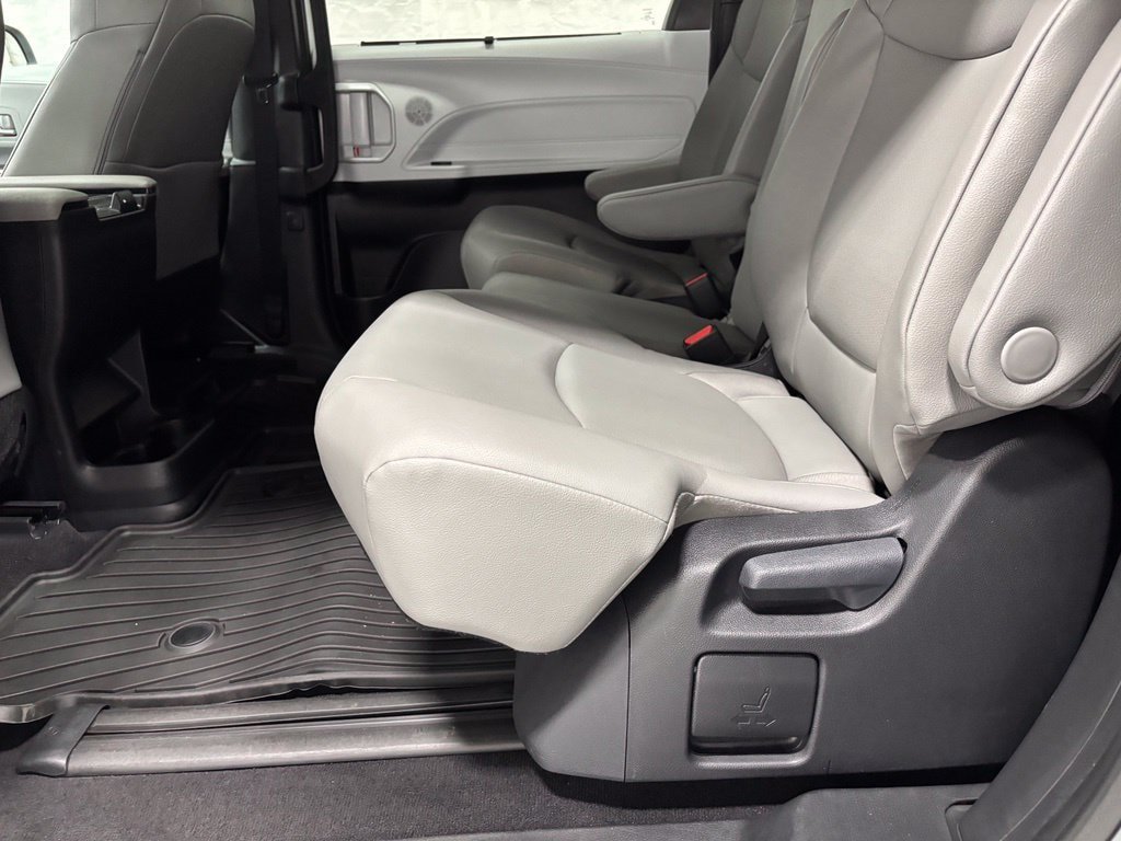 Used 2026 Toyota Sienna XLE FWD image 47