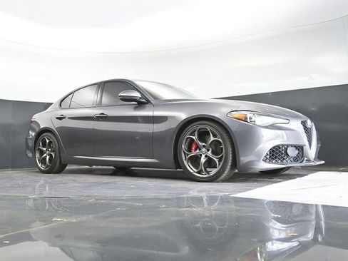 Used 2017 Alfa Romeo Giulia Ti w/ TI 19" Sport Package RWD image 35