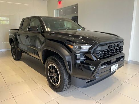 Used 2025 Toyota Tacoma TRD Off-Road w/ TRD Off Road Premium Package AWD/4WD image 5