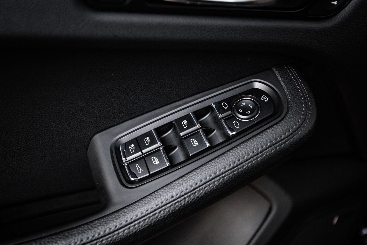 Certified 2024 Porsche Macan AWD/4WD image 22