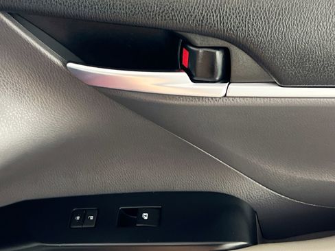 Used 2018 Toyota Camry SE image 31