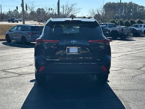 Used 2021 Toyota Highlander XLE image 6