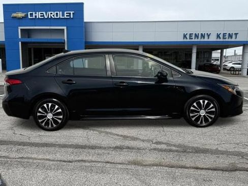 Used 2021 Toyota Corolla LE FWD image 3