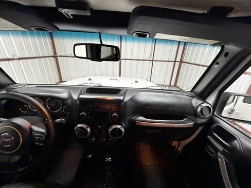 Used 2017 Jeep Wrangler Unlimited Rubicon w/ Connectivity Group AWD/4WD image 17