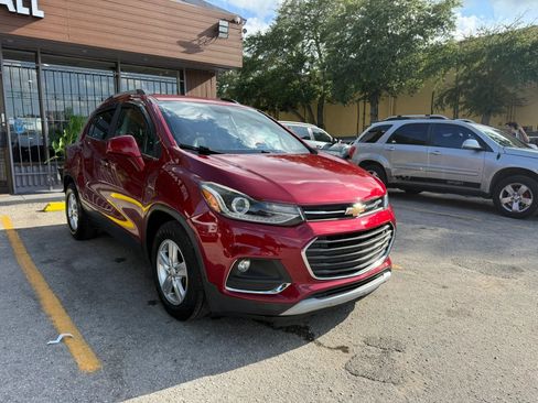 Used 2018 Chevrolet Trax LT w/ LT Convenience Package FWD image 3