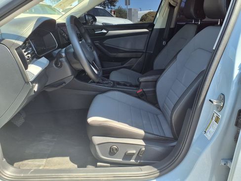 Used 2025 Volkswagen Jetta SE FWD image 21