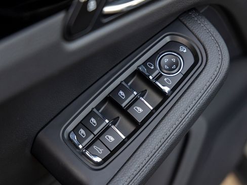 Certified 2025 Porsche Macan image 23