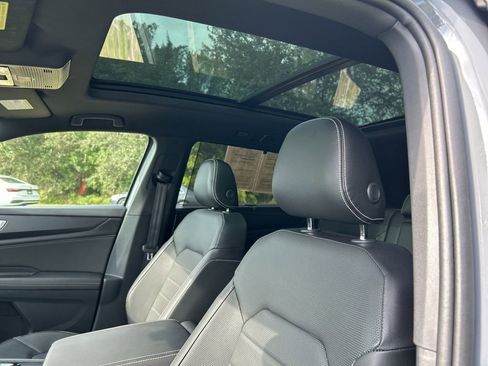 Used 2025 Volkswagen Atlas Cross Sport SEL image 16