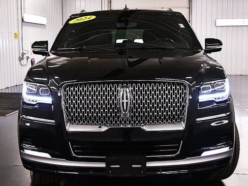 Used 2024 Lincoln Navigator Premiere image 2