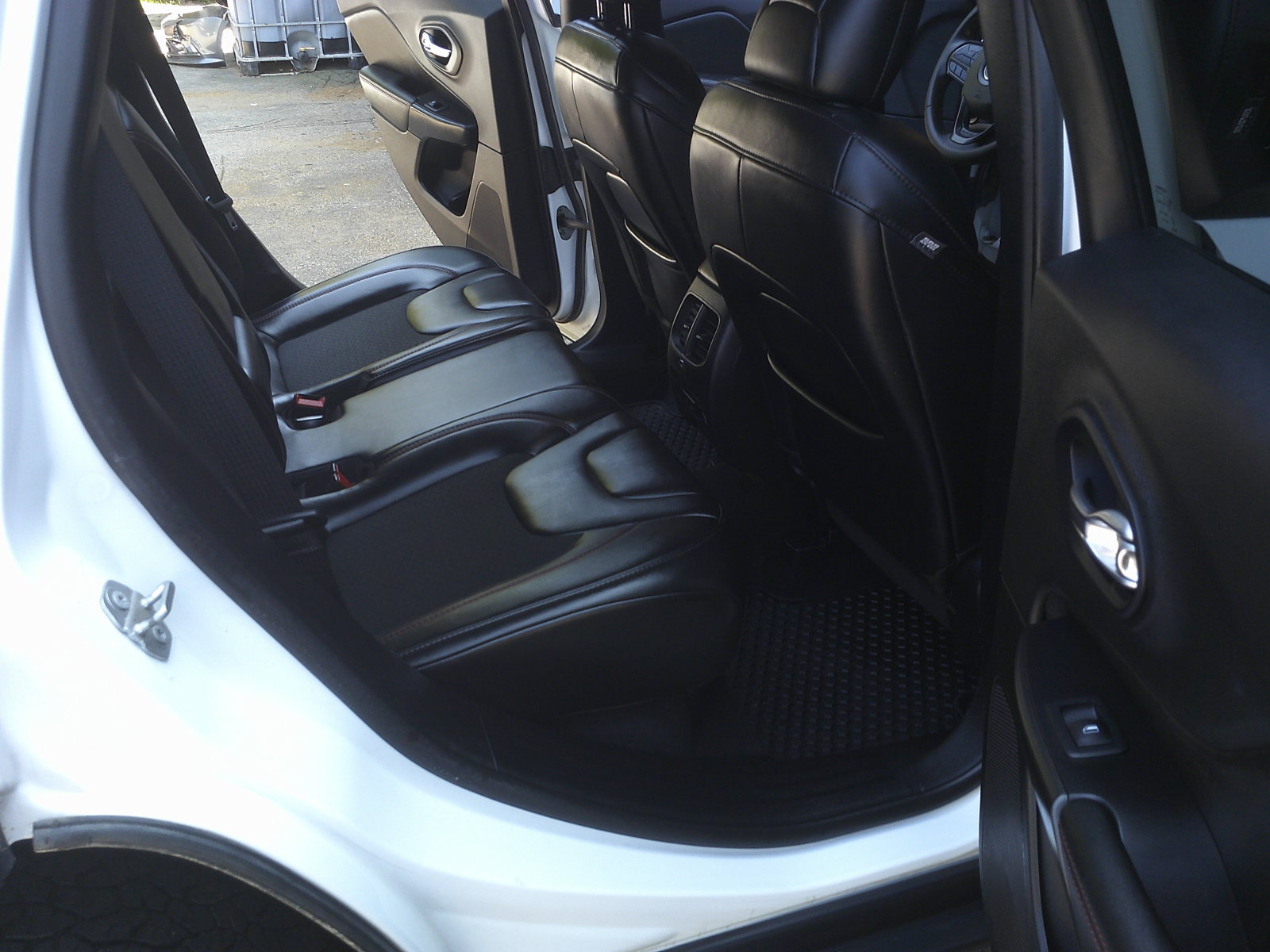 Used 2020 Jeep Cherokee Trailhawk AWD/4WD image 12