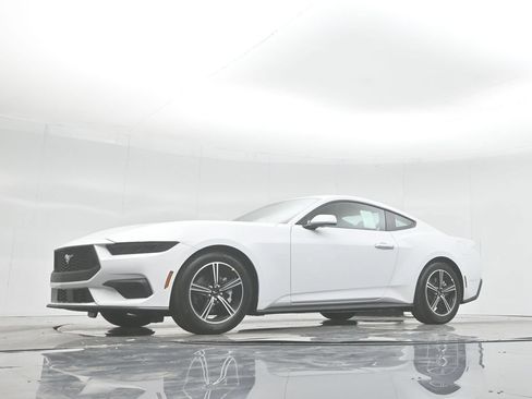 Used 2025 Ford Mustang Coupe RWD image 41