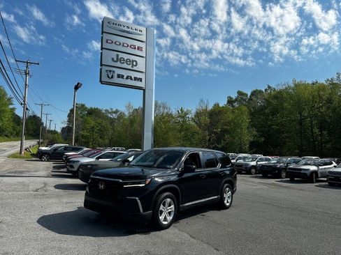 Used 2023 Honda Pilot LX image 1