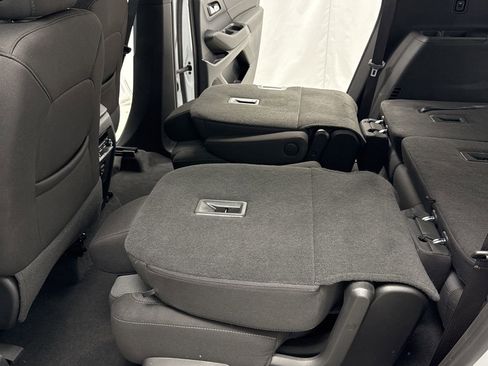 Used 2023 Chevrolet Traverse LT image 38