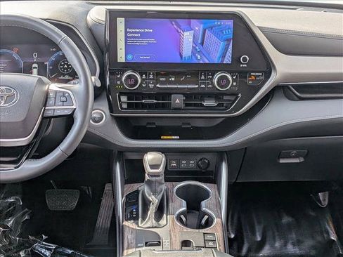 Certified 2024 Toyota Highlander Limited AWD/4WD image 14