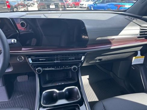 New 2026 Chevrolet Traverse Z71 w/ Enhanced Driving Package image 3