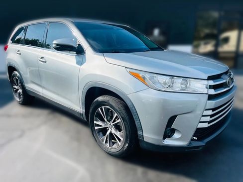 Used 2019 Toyota Highlander LE FWD image 7