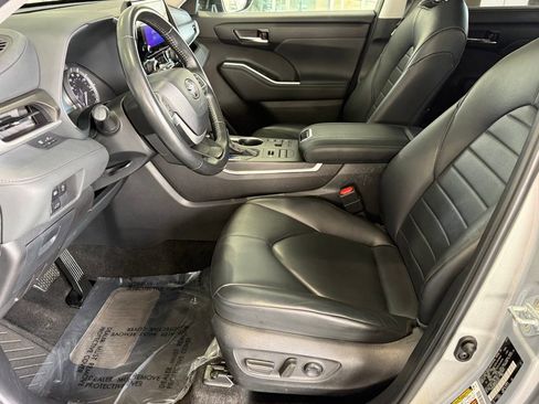 Used 2024 Toyota Highlander XLE image 22
