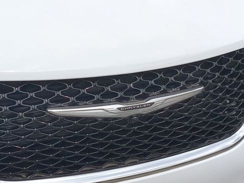 Used 2023 Chrysler Pacifica Touring-L FWD image 12
