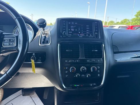 Used 2020 Dodge Grand Caravan SE FWD image 22