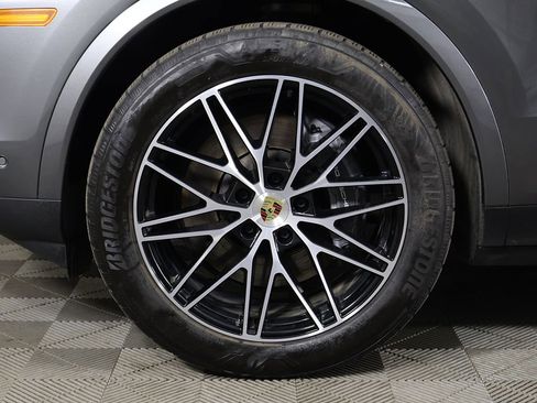 Used 2024 Porsche Cayenne AWD/4WD image 26