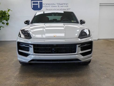 Used 2025 Porsche Cayenne GTS AWD/4WD image 2