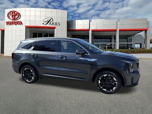 Used 2024 Kia Sorento S image 1