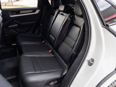 Used 2025 Porsche Cayenne Coupe image 34