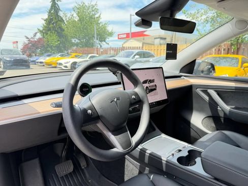 Used 2023 Tesla Model Y 2WD image 13