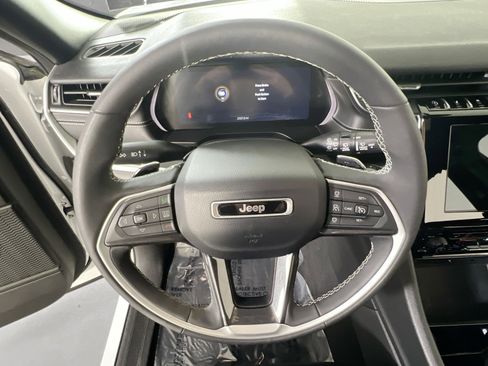 Used 2023 Jeep Grand Cherokee Altitude image 11