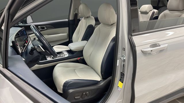 Used 2025 Kia Carnival SX Prestige FWD image 9