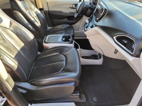 Used 2023 Chrysler Pacifica Touring-L image 10