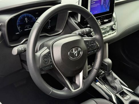 Used 2025 Toyota Corolla Cross XLE FWD image 17