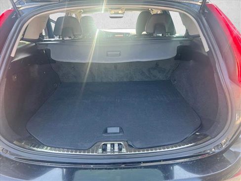 Used 2018 Volvo V60 T5 Cross Country Platinum image 10