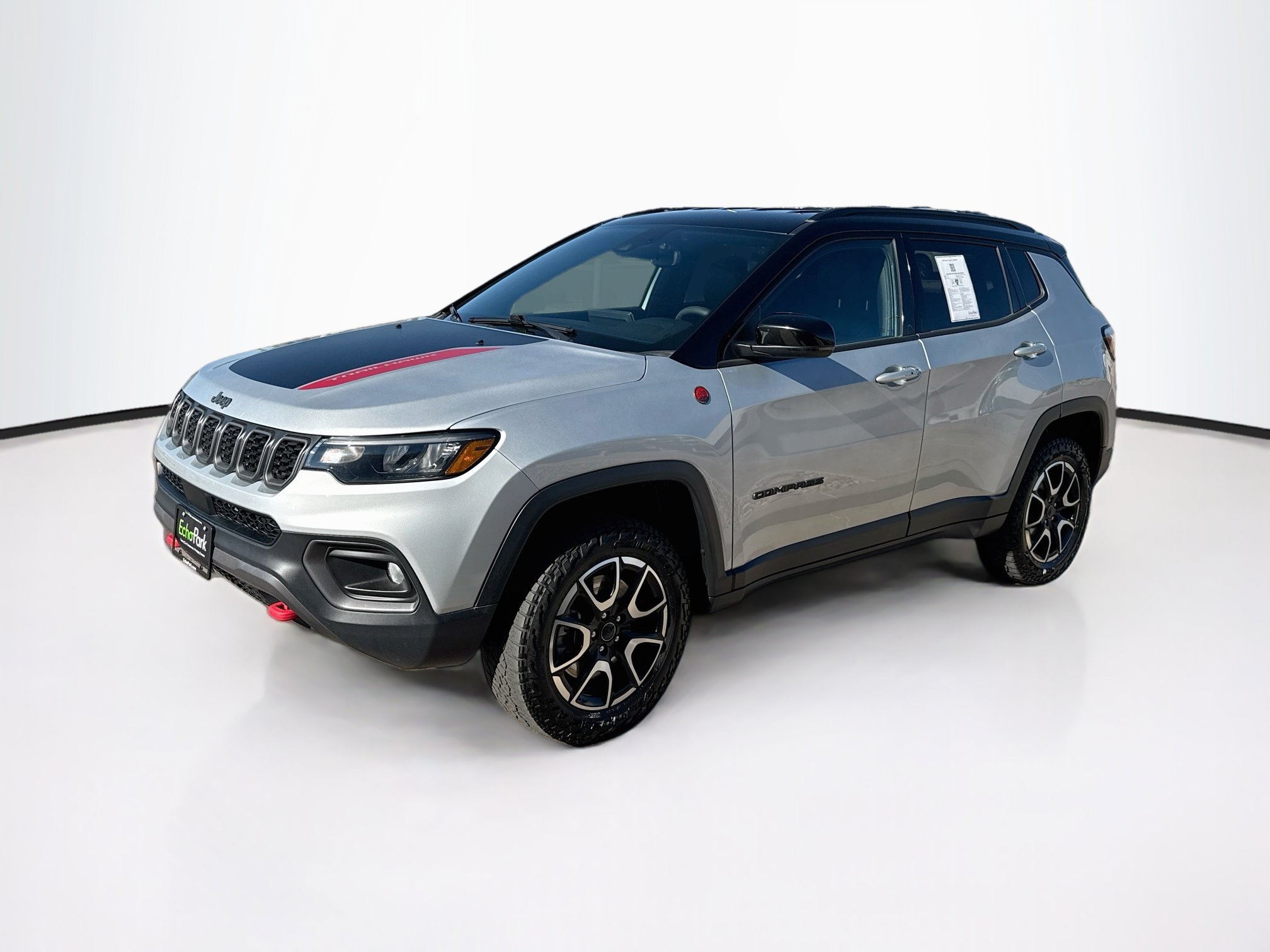 Used 2025 Jeep Compass Trailhawk AWD/4WD image 3