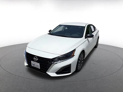Used 2025 Nissan Altima 2.5 SV FWD image 5