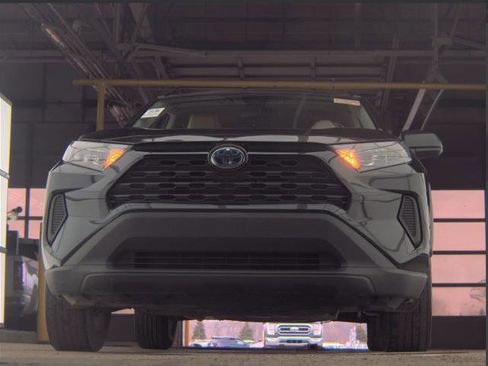 Used 2022 Toyota RAV4 LE image 11