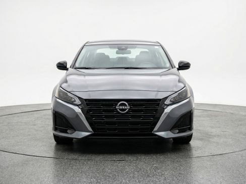 Used 2025 Nissan Altima 2.5 SV FWD image 2