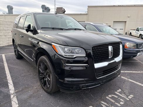 Used 2023 Lincoln Navigator Reserve image 3