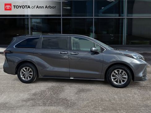 Used 2025 Toyota Sienna XLE image 13