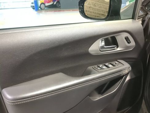 Used 2025 Chrysler Pacifica Limited FWD image 16