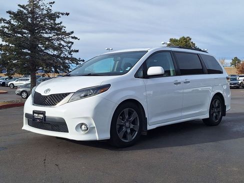 Used 2017 Toyota Sienna SE Premium image 7