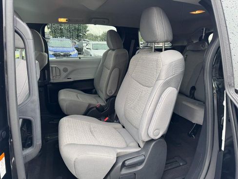 Used 2025 Toyota Sienna LE FWD image 10