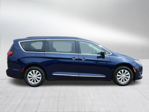 Used 2017 Chrysler Pacifica Touring-L FWD image 8