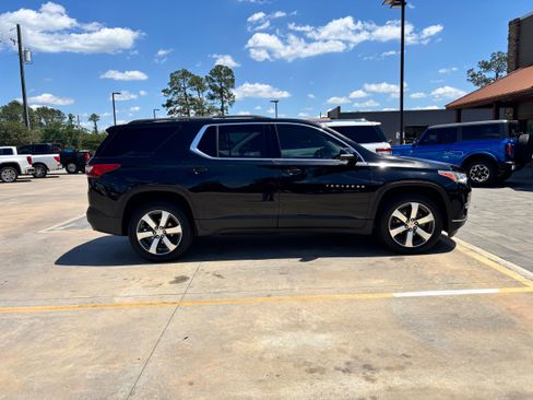 Used 2020 Chevrolet Traverse LT w/ LT Premium Package image 4