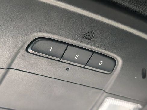 Used 2022 Chevrolet Traverse LT FWD image 30